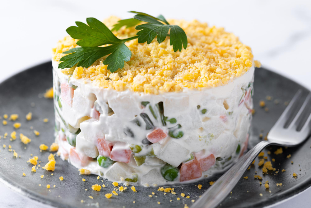 Попробовала этот салат и была в шоке: простые продукты, а вкус как в ресторане — теперь делаю его каждую неделю