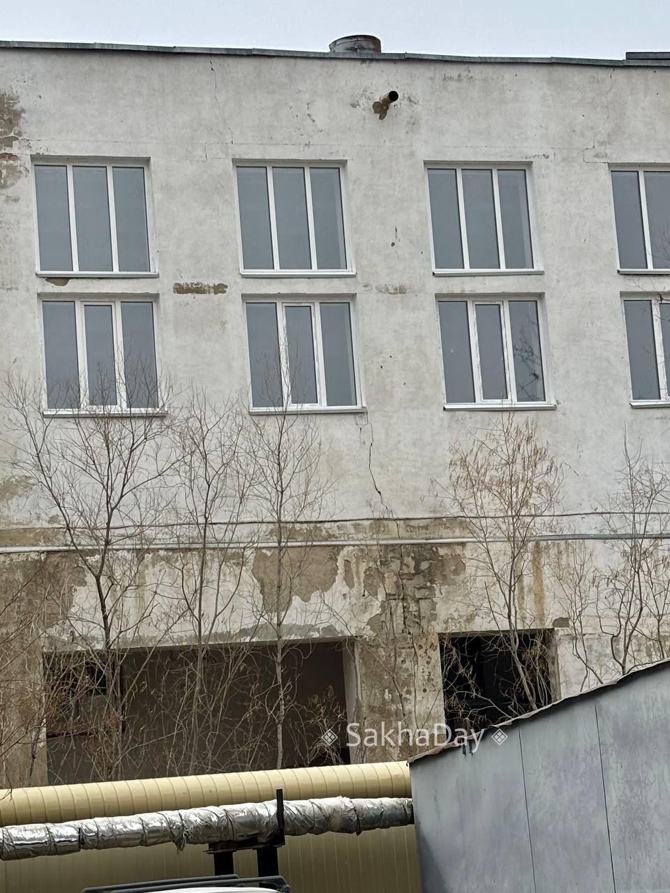 В Якутске в здании школы №3 выявлены трещины в фундаменте