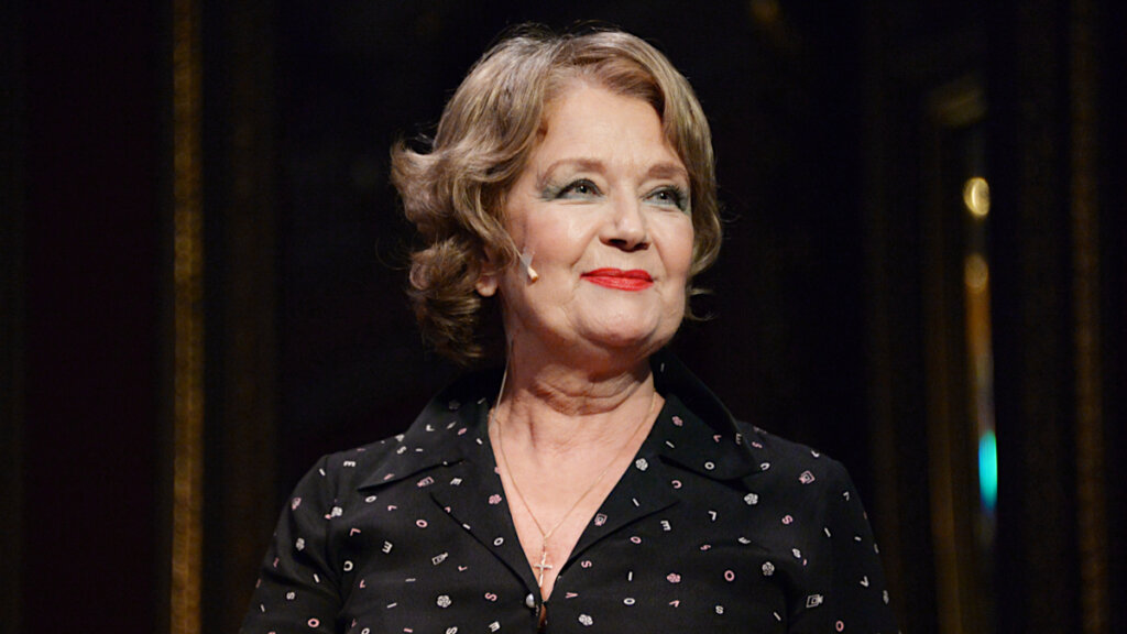 В гостях у Констанции: как звезда «Трёх мушкетёров» Ирина Алфёрова преобразила свою квартиру на Покровке — классика с нотками современности