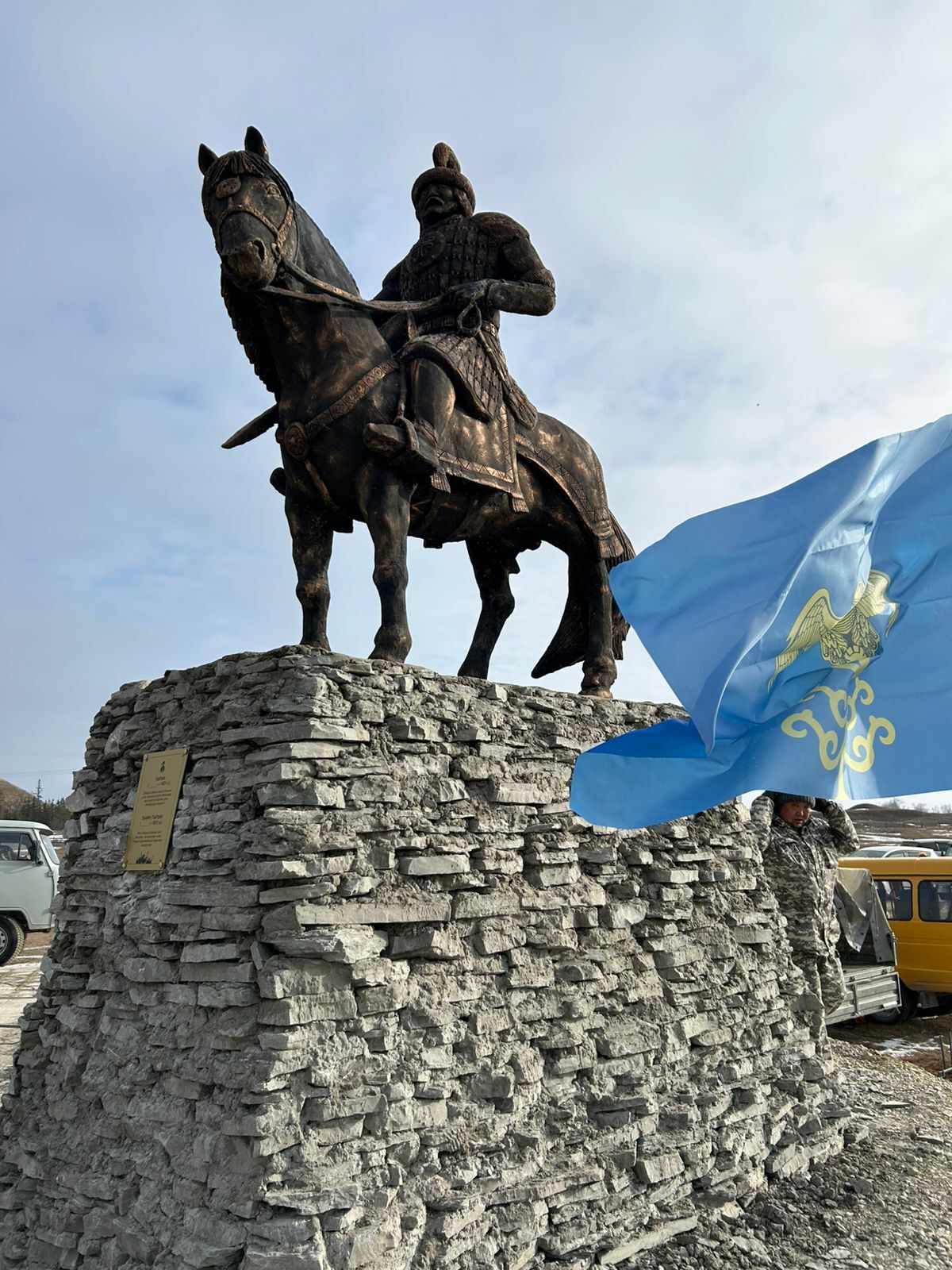 В Хангаласском улусе открыли памятники Тыгын Дархану и его потомкам