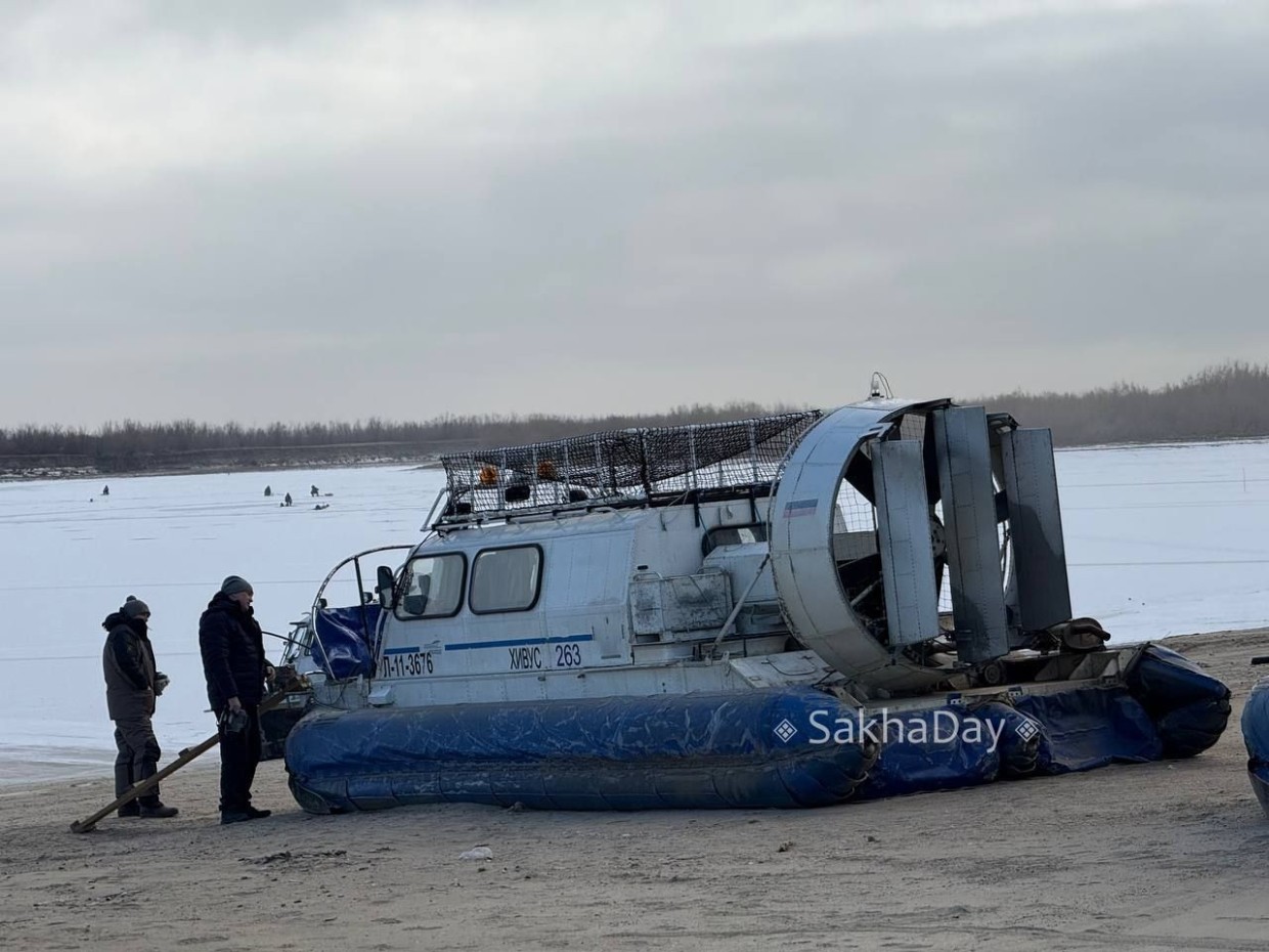 Начались перевозки судами на воздушных подушках через реку Лена