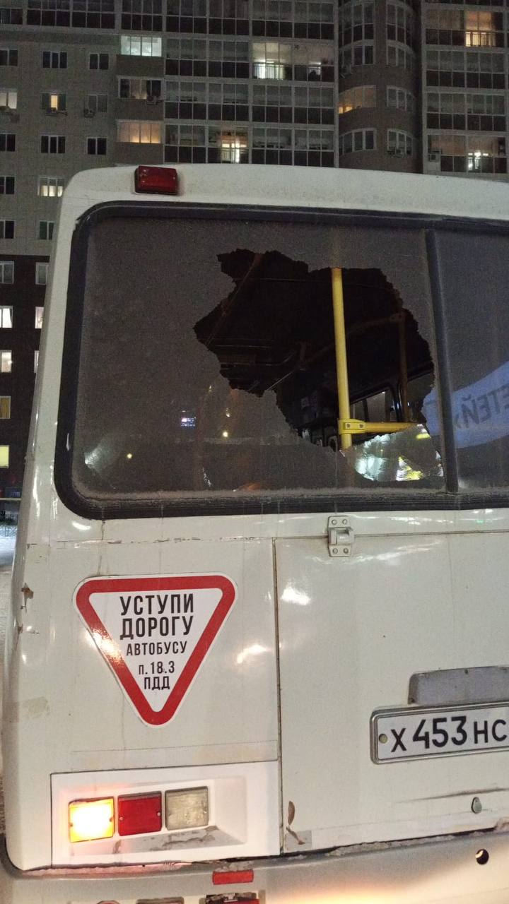 В Якутске снова повредили автобус — камнем разбили заднее стекло