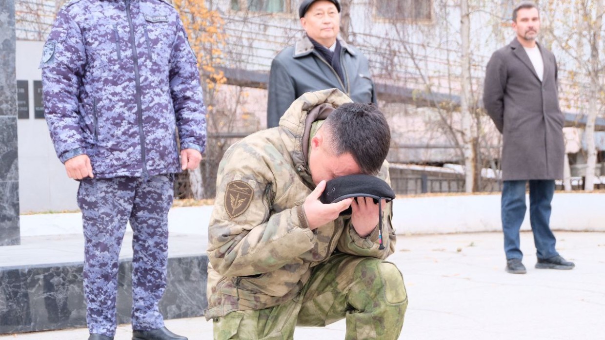 В День ОМОН Росгвардии четверым якутским бойцам вручили символ спецназа – черный берет