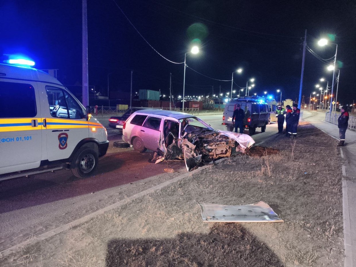 В Якутске машина врезалась в столб, водитель скончалась
