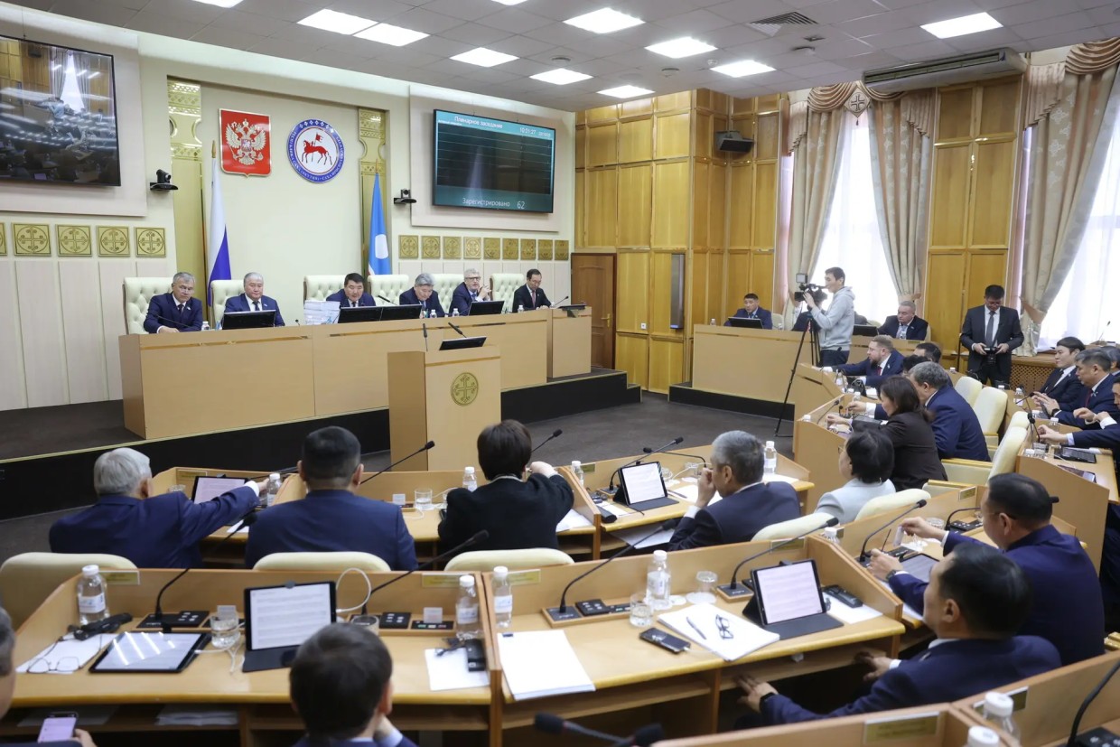 "Что вы здесь цирк устроили?", - Айсен Николаев. Приняты поправки в Конституцию Якутии