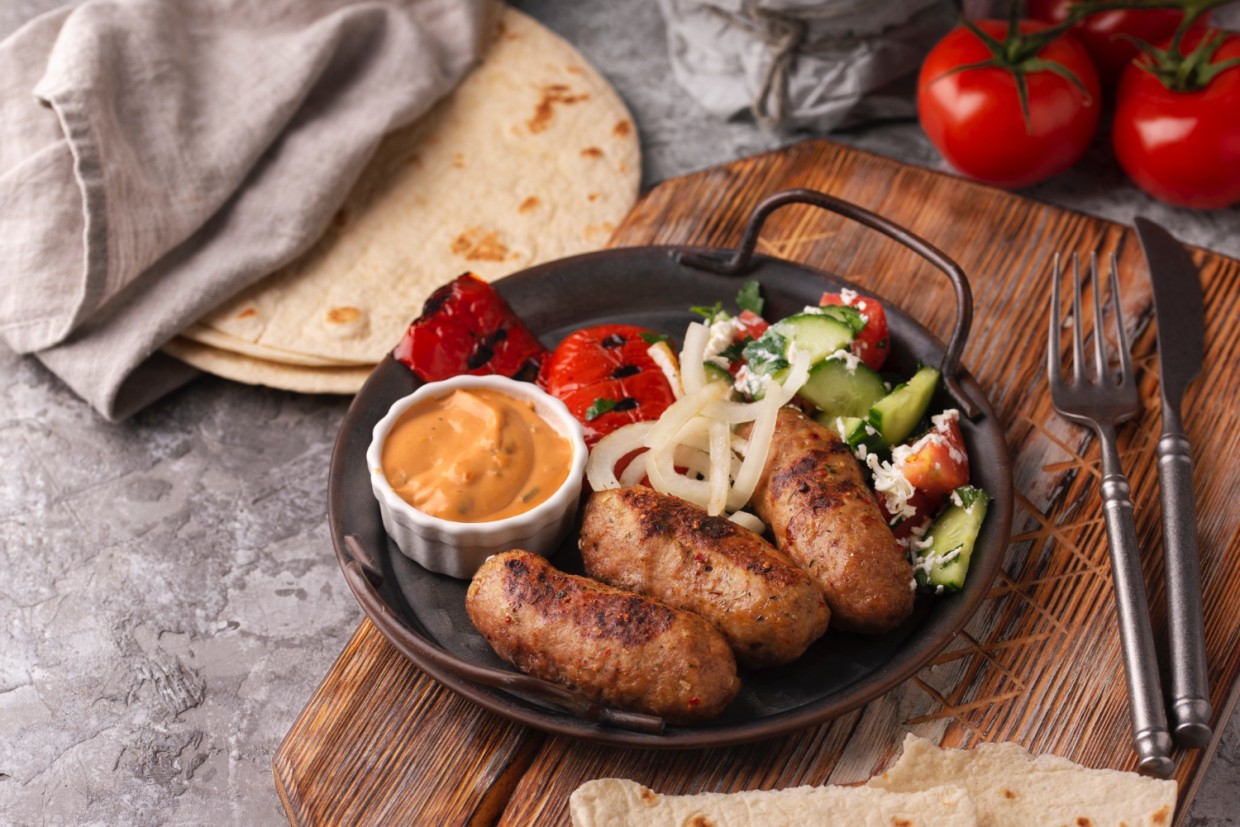 От них не оторваться: классная альтернатива котлетам и люля — идеальный рецепт домашних чевапчичей