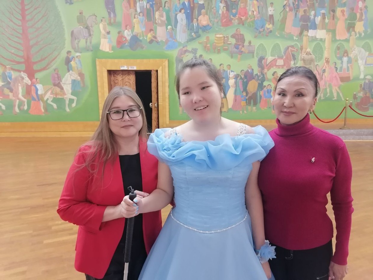 «Я родилась с оперным голосом». Интервью с Лизой Константиновой — девочкой, которая не видит, но слышит музыку сердцем