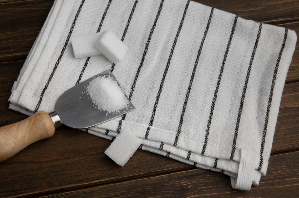 Аж слышно, как чисто: сразу 4 способа привести в лучший вид старые кухонные полотенца — даже въевшиеся пятна уйдут, а средства-то не химозные