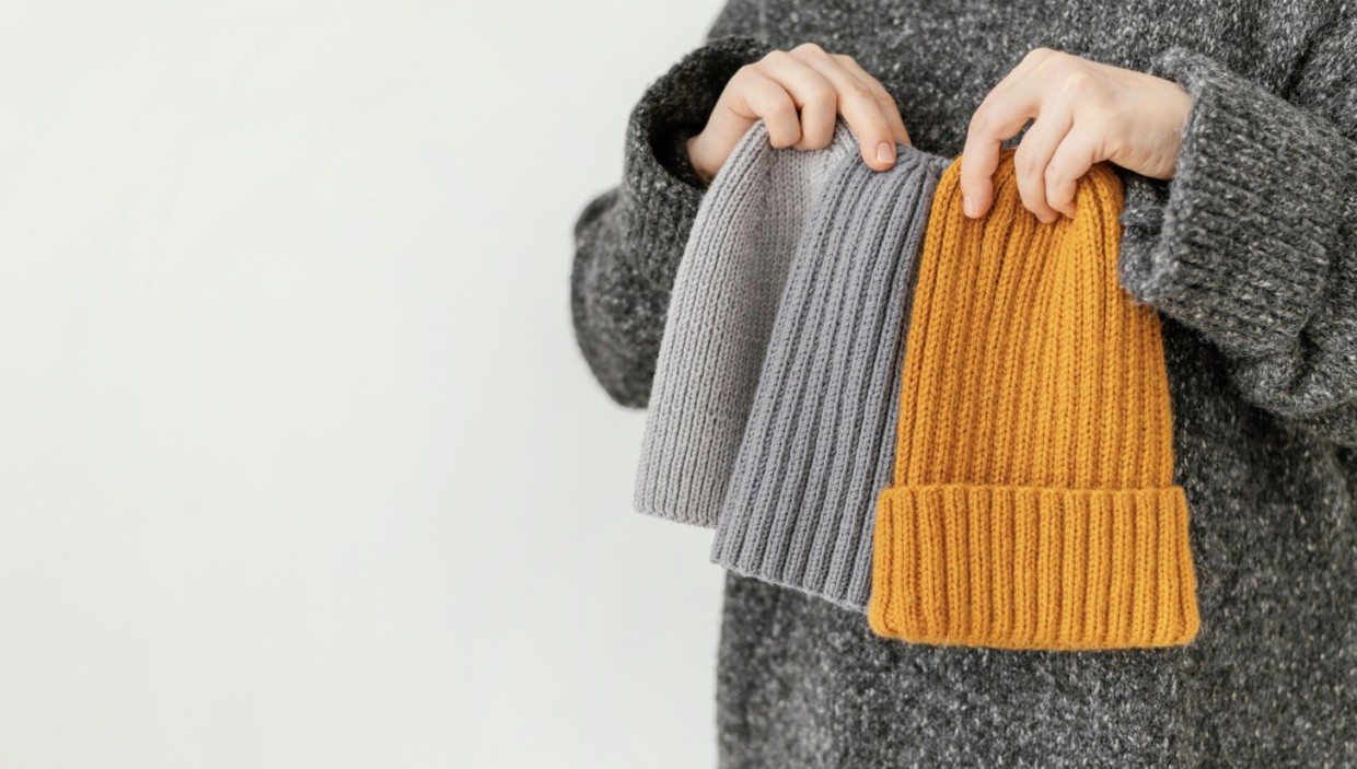 Скромность забыли, стилю дорогу: тенденции вязаных шапок 2025 — все хотят выделяться, и это наша новая норма