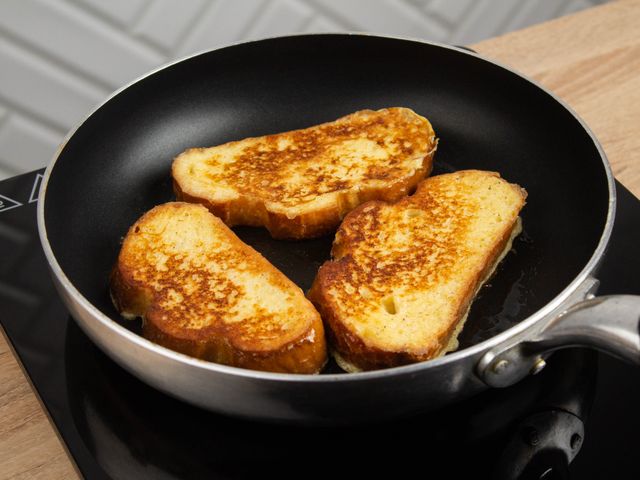 Вкус детства: готовим хрустящие гренки с молоком и яйцом — румяные, пышные, нежные, как у бабушки!