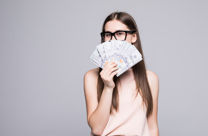 Не смотрите на деньги — учёные рассказали, как меняется поведение людей: банкноты стоит прятать подальше