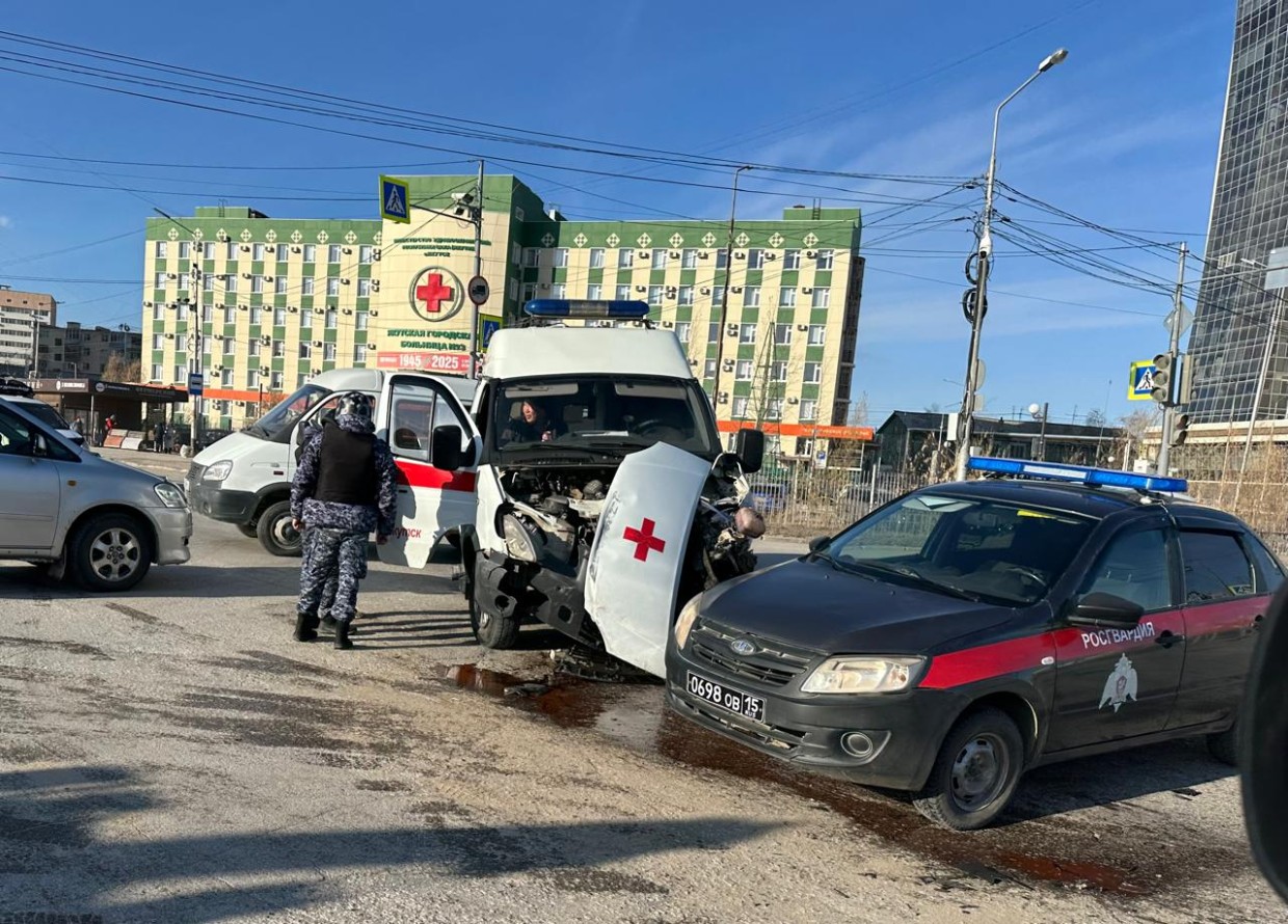 Фотофакт: Автомобиль скорой помощи столкнулся с автобусом в Якутске
