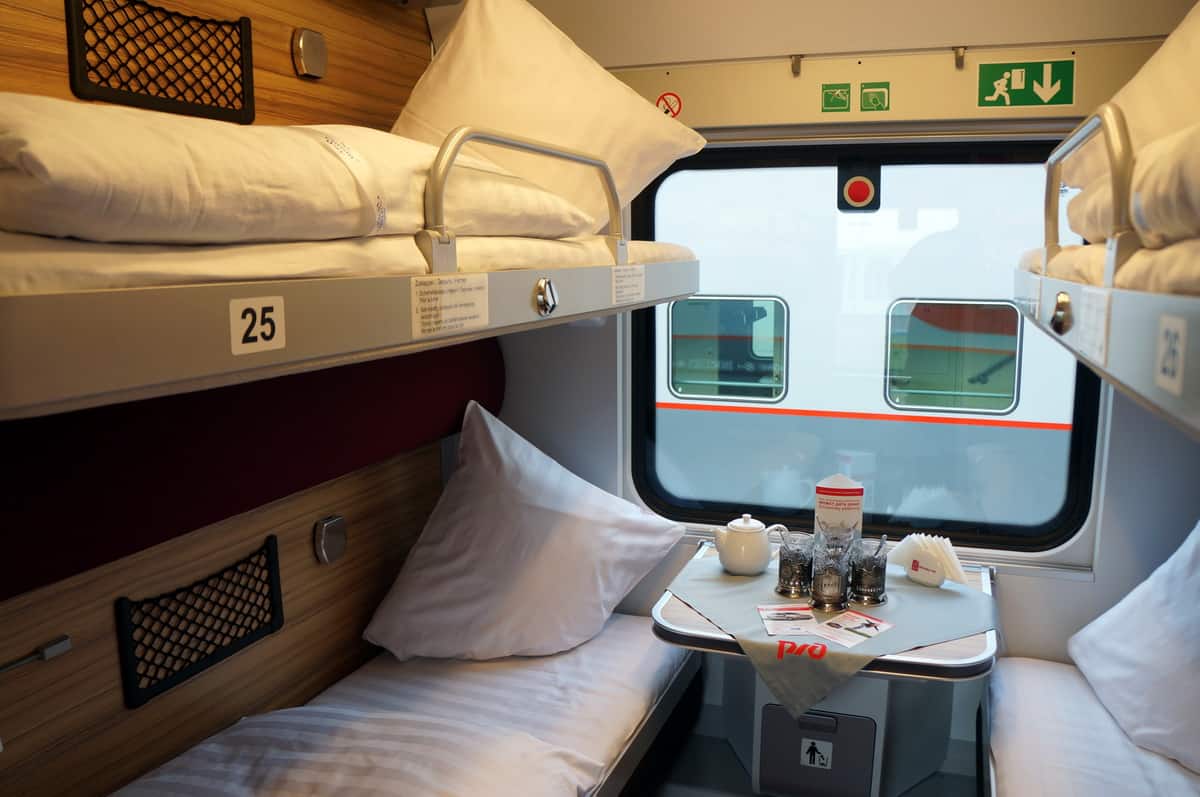 Месть в плацкарте: как вонючие носки и хитрость помогли добыть столик — правдивая история о пассажирской войне за комфорт