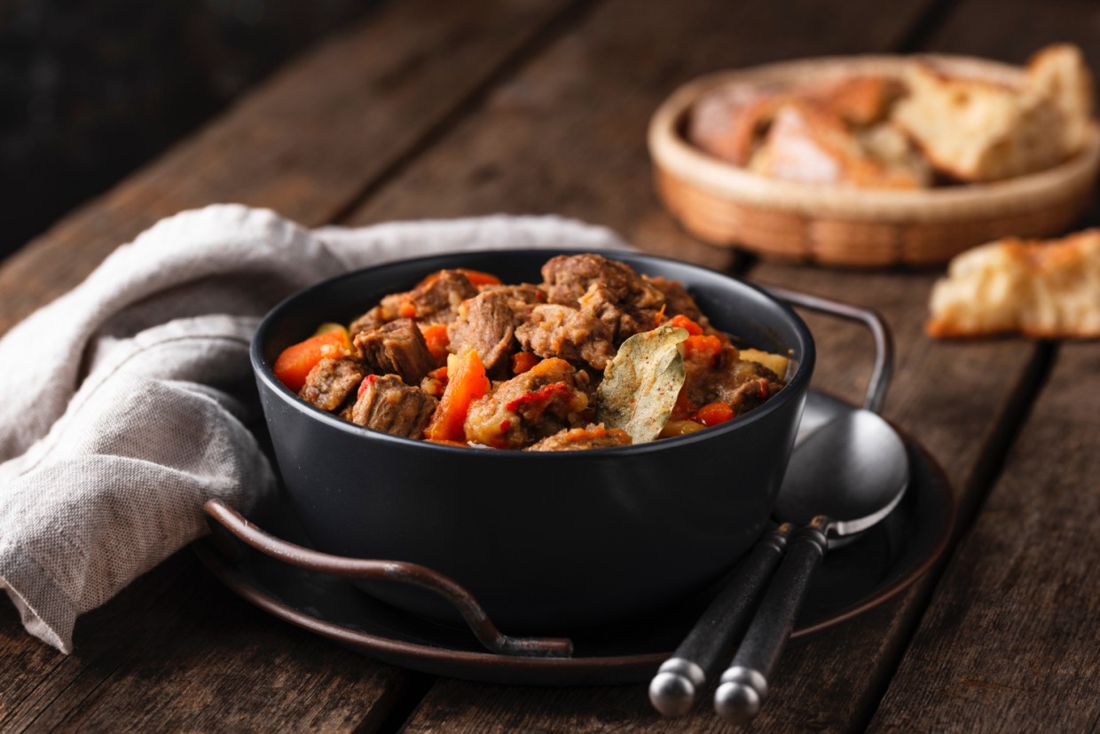 Горшочек, но не с медом: жаркое с томленым мясом — простой рецепт, который согреет душу и наполнит дом ароматом уюта