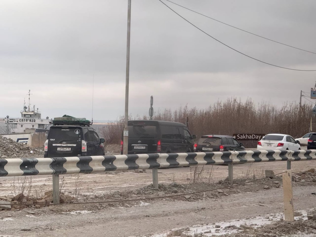 «Газель» — 25 тысяч, «Ипсум» — 12 тысяч: якутяне продолжают возмущаться ценами на переправе. В Минтрансе разводят руками