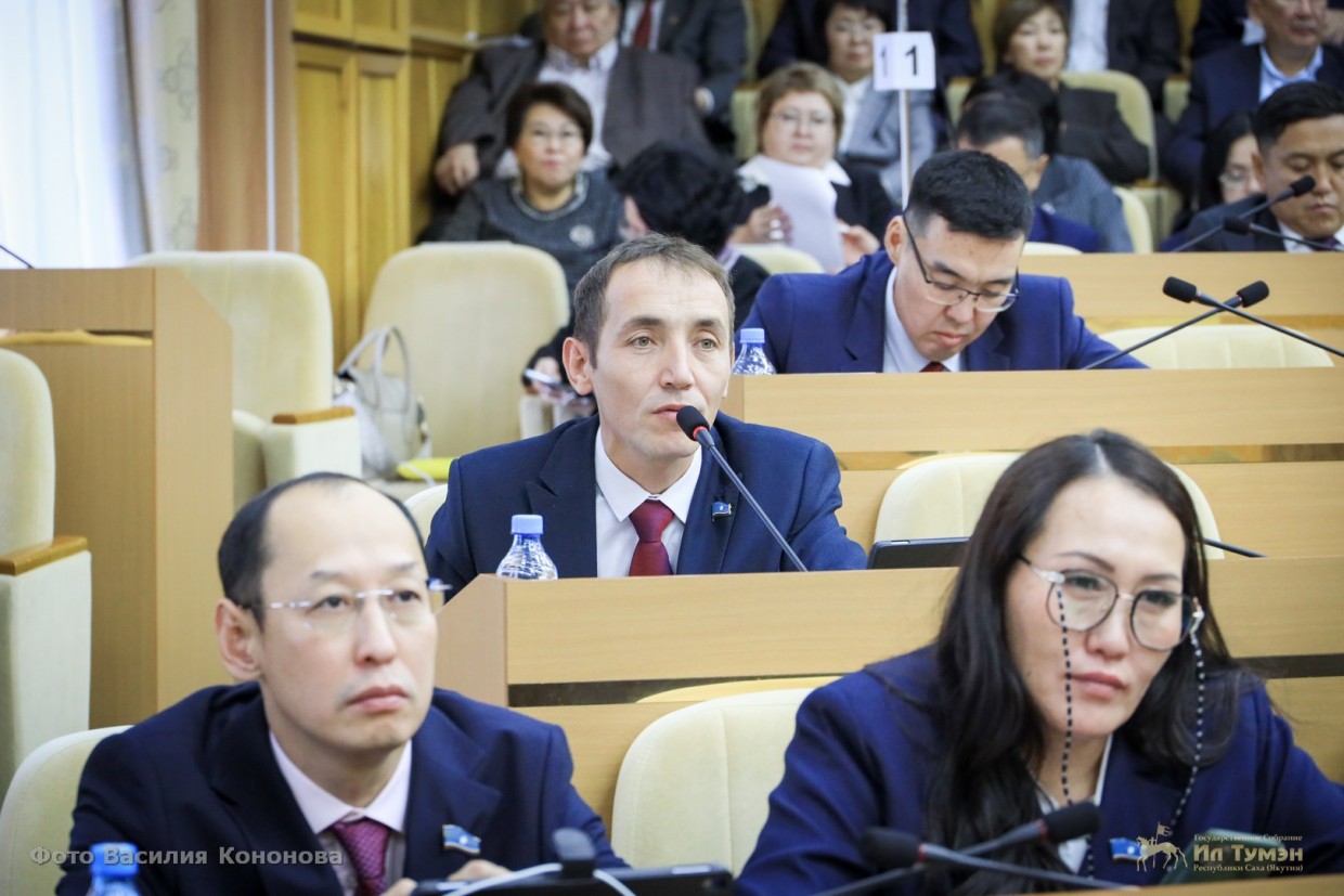 Депутат Ил Тумэна Александр Иванов обратился в прокуратуру из-за нарушений процедуры принятия изменений в Конституцию Якутии