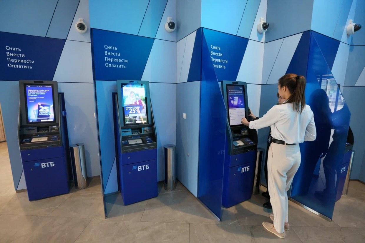 ВТБ: спрос на снятие наличных у россиян снижается