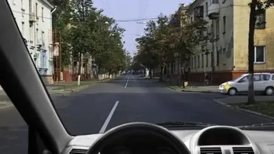 Возьму и не пущу: когда уместно пропустить соседа по дороге — решаем хитрый билет из экзамена ГАИ