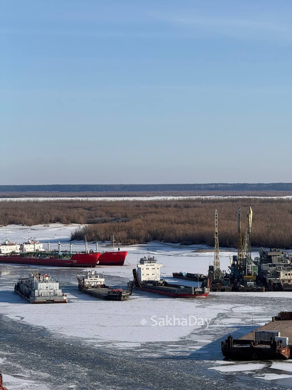 Между Якутском и Нижним Бестяхом курсируют всего два парома. Работа паромов завершится в ближайшие дни