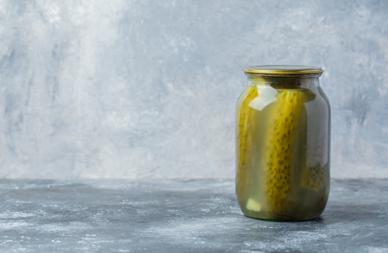 Супергеройский инструмент у вас на кухне: открывалка не понадобится — возьмите самую обычную ложку, она даже банку откроет