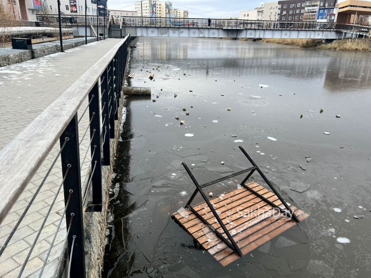 В Якутске неизвестные разгромили зону отдыха на Талом озере. Мэр возмущен