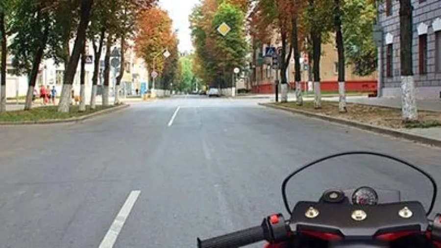 Двухколесные ПДД: как должен вести себя мотоциклист возле этого знака — разбираемся с билетами ГАИ вместе