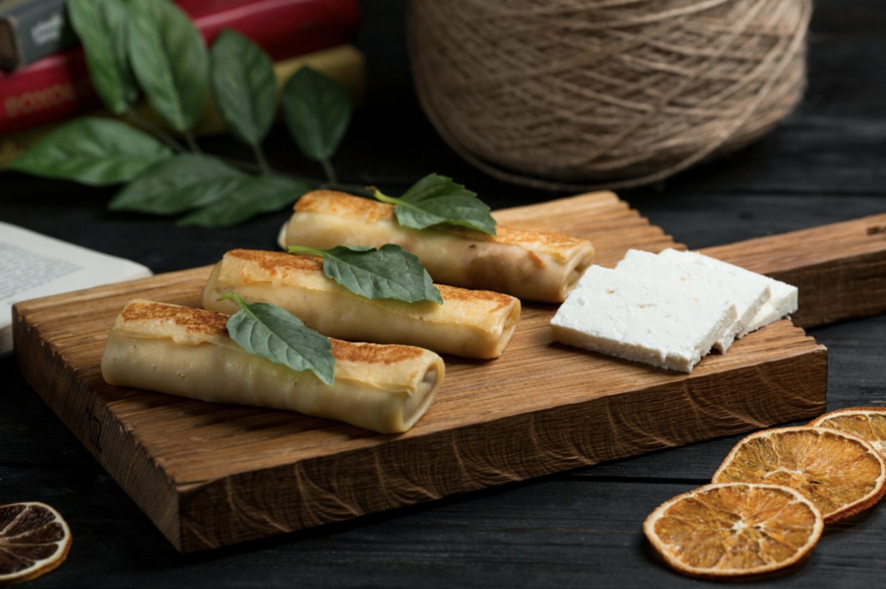 Кулинарный «блицкриг»: ну очень простой, быстрый и вкусный завтрак из лаваша — подойдет даже тем, кто на диете и следит за КБЖУ