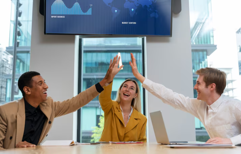 Гороскоп на пятницу 17 октября 2025 года для всех знаков Зодиака: Весам — любовь, Близнецам — деньги, Девам — спокойствие