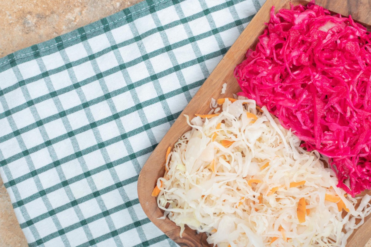 Не темнеет, зато хрустит: еще один секрет вкусной квашеной капусты — лайфхак для хозяек