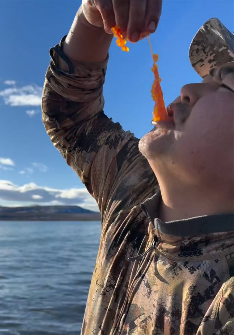 После видео якутского блогера паразитологи напомнили, чем грозит поедание сырой рыбы