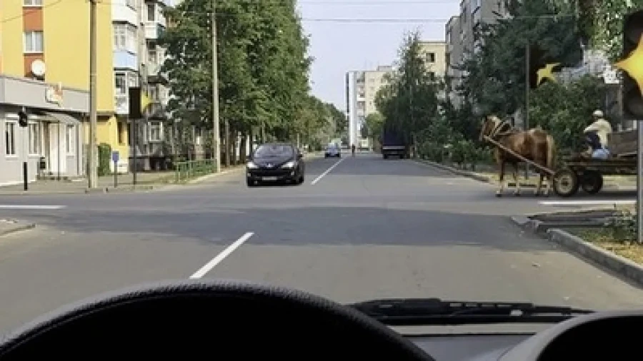 Желтый, да еще и мигает: вспоминаем, как действовать в такой ситуации — с помощью билетов ПДД, конечно же