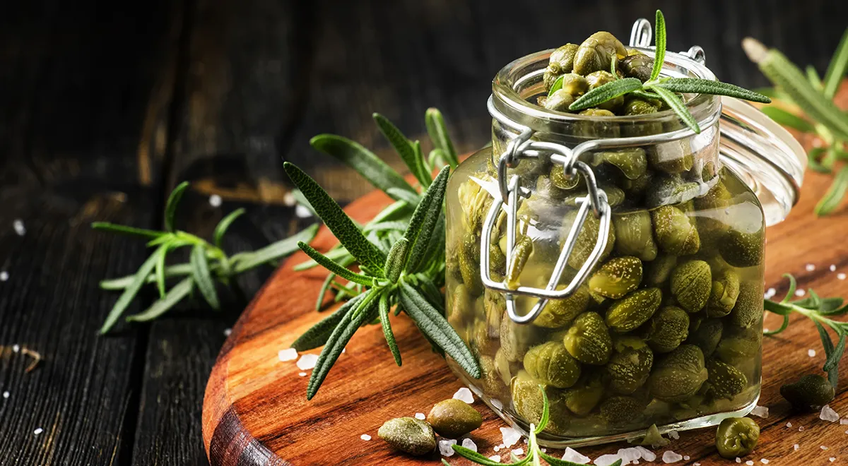 Каперсы: что это за «зелёные шарики» и почему их обожают шеф-повара — гид по пикантной приправе