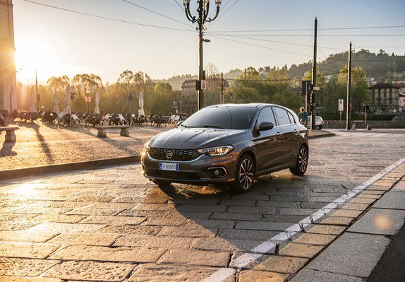 Бюджетник, который покорил Европу: клиренс 19 см, багажник 540 л — может, зря мы его игнорируем?