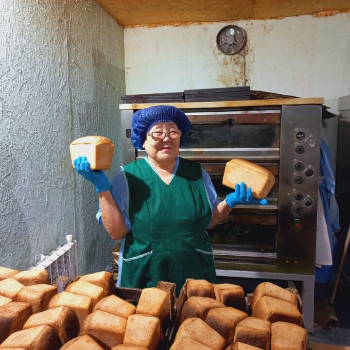 Хлеб — больше не дефицит в якутском селе Чукар. На работу вышла пекарь советской закалки