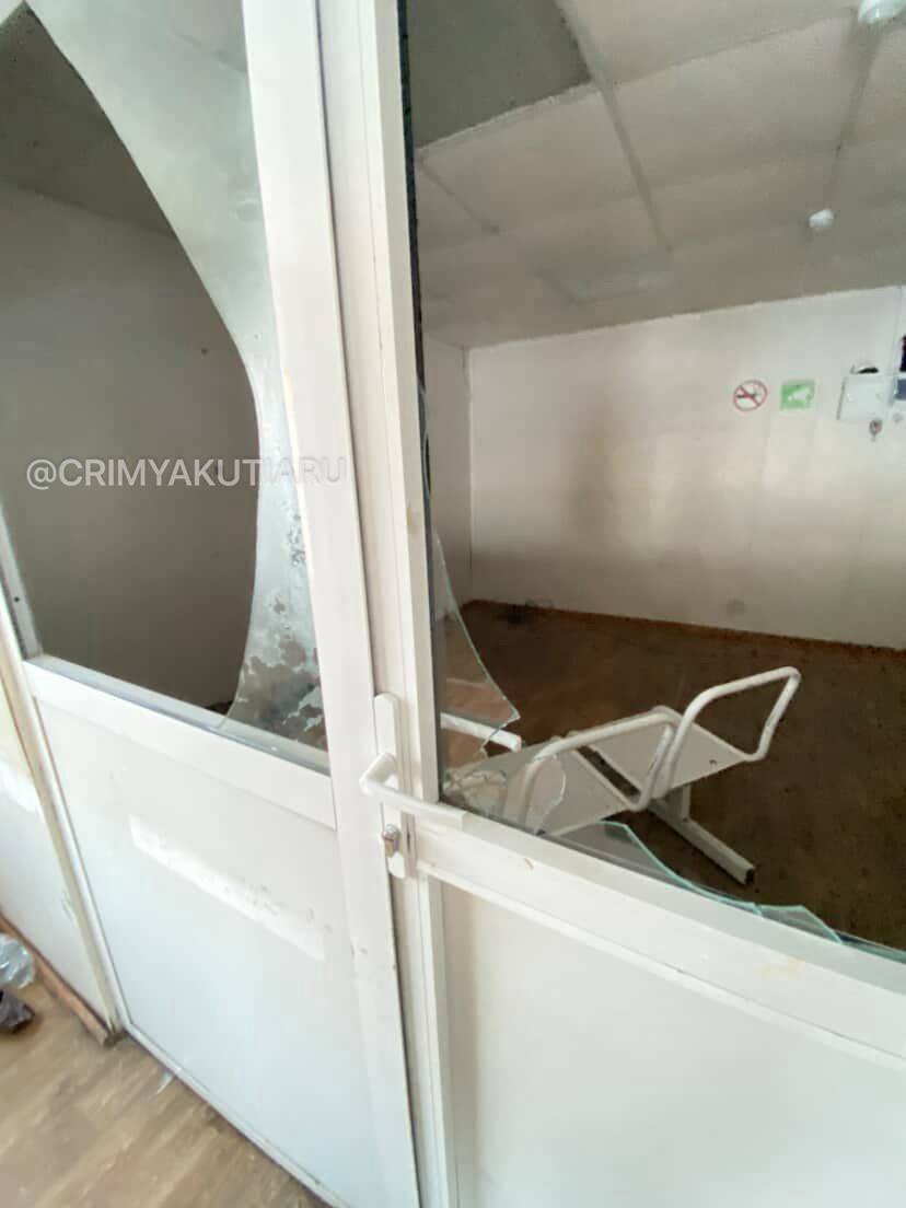 Сбой в системе видеонаблюдения осложнил поиск вандалов, разнесших остановку у «Столичного»