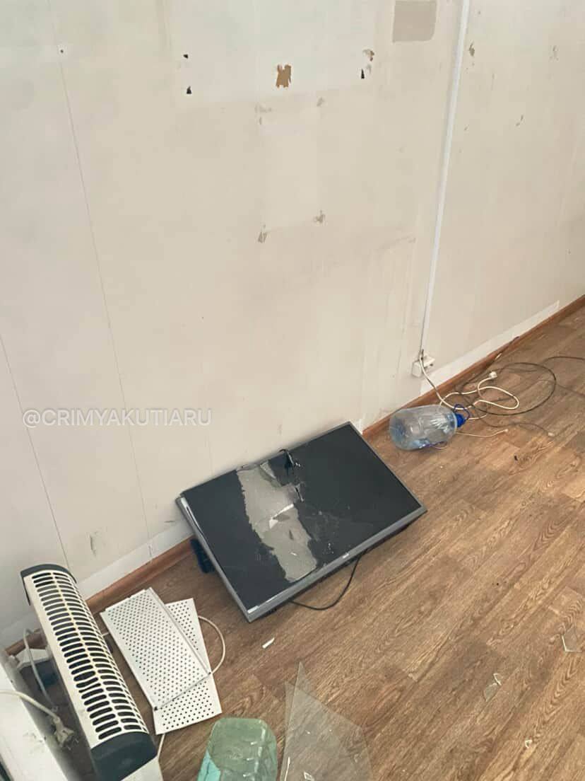 В Якутске вандалы в очередной раз разнесли теплую остановку. Полиция начала проверку