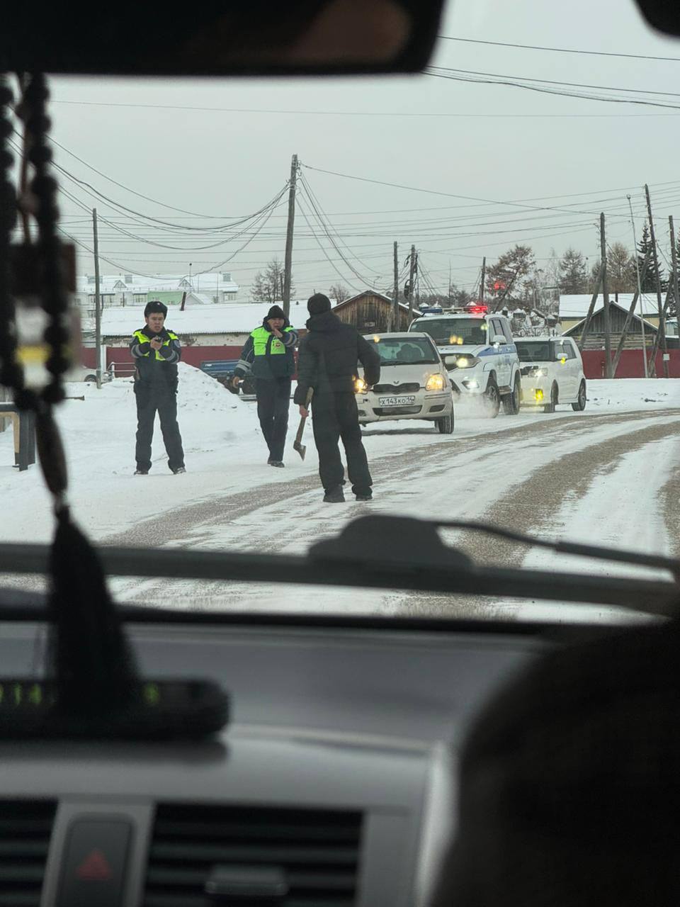Фотофакт: В Якутии женщина с топором вышла на дорогу — её остановили полицейские