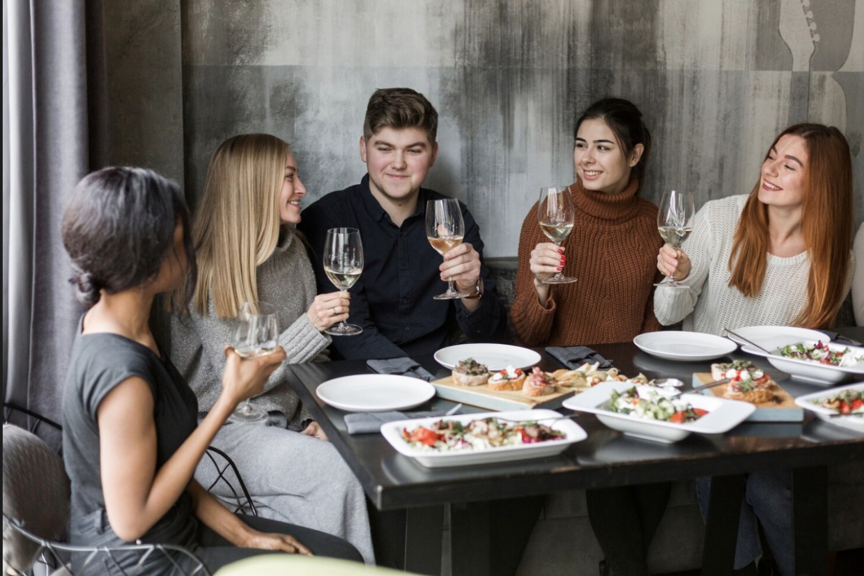 Нет уж, перебьются: почему не надо кормить гостей у себя дома — никакой вины за «пустой стол»