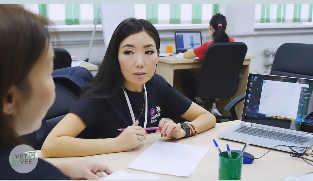 «17 тысяч за 15 лет работы»: блогер рассказала, сколько зарабатывает преподаватель колледжа в Якутске