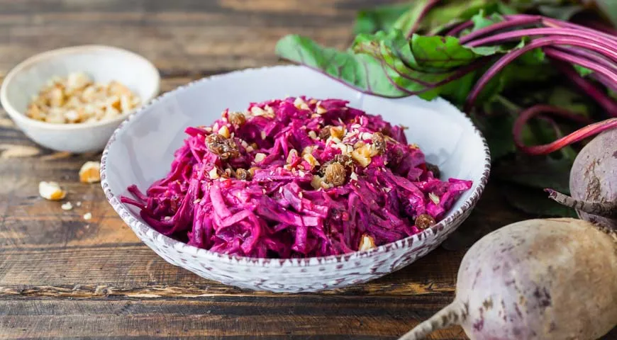 Гастрономическая интрига: салат-деликатес на смену оливье и селедке под шубой — ваш стол на Новый 2026 год спасен