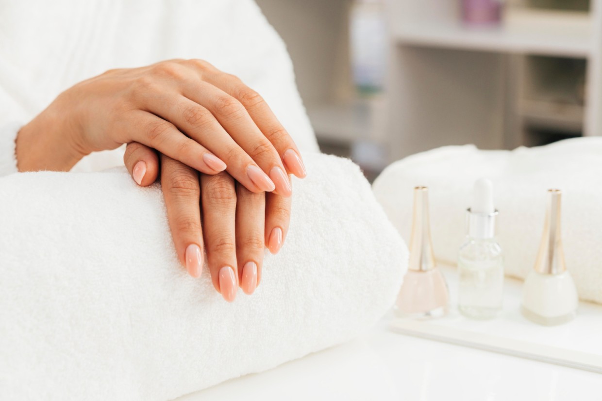 И думать о красе ногтей: самый трендовый маникюр 2025 — какой дизайн действительно выглядит дорого