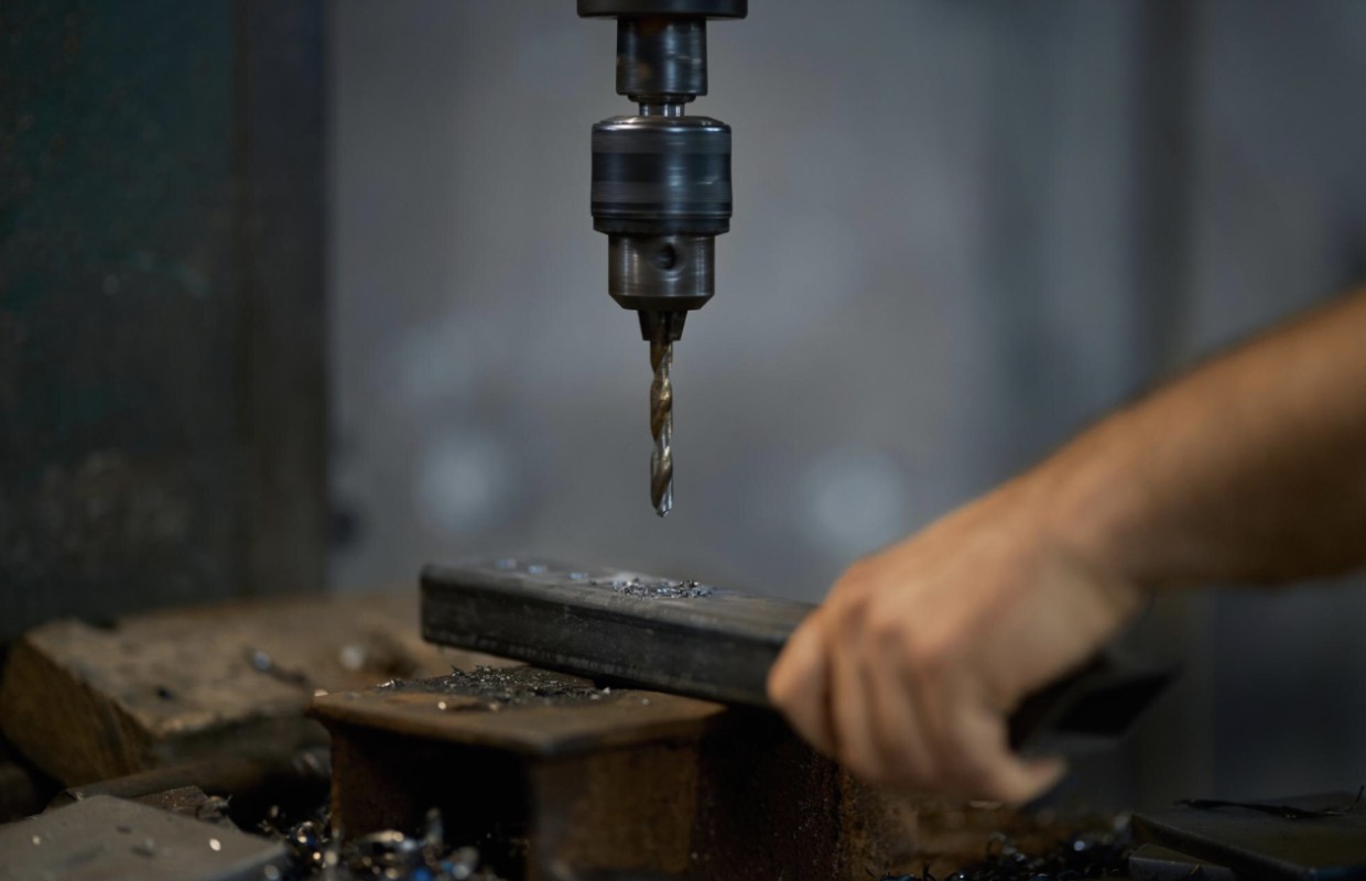 На все руки мастер: в домашних условиях можно просверлить даже каленый металл — просто нужно знать 1 хитрость