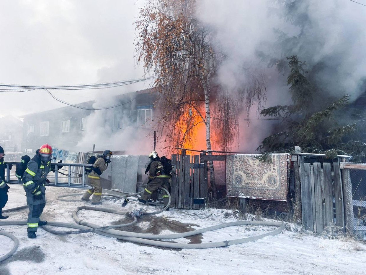 По факту гибели трех человек, в том числе, детей в Якутске возбуждено уголовное дело