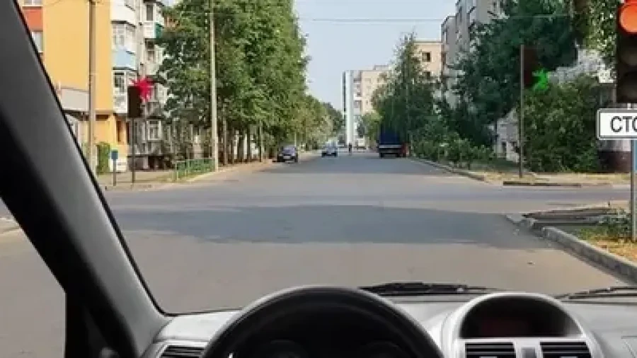 Дорога большая, а места мало — где именно нужно встать на красный: 88% водителей ошибаются в этом вопросе из билета ПДД