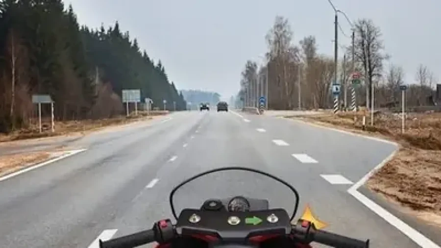 Только 9% водителей знают ответ: как правильно повернуть направо — вопрос из билета ПДД на торможение