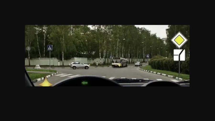 93% водителей путаются: главная дорога с изменением направления — классическая ловушка в билетах ПДД