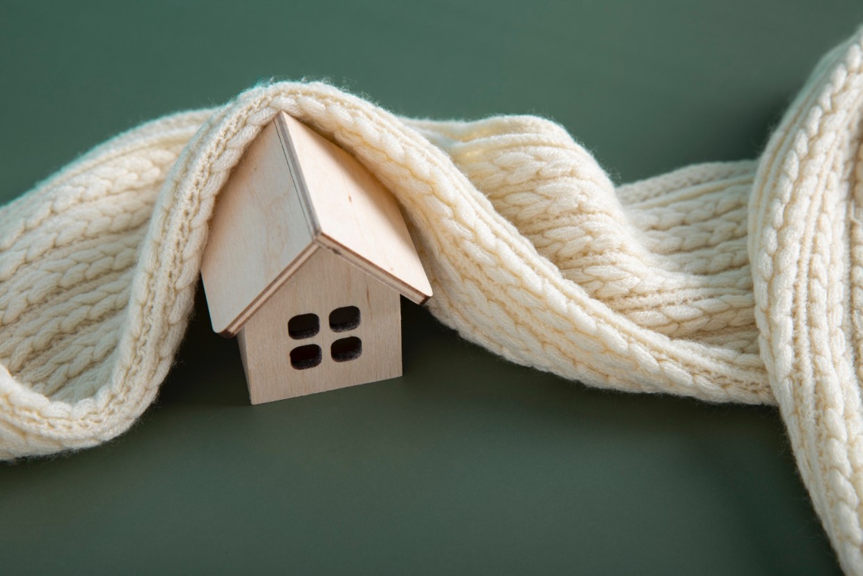 Вместо минваты и пенопласта: эффективный метод утепления дома, о котором все забыли — им пользовались наши прадеды