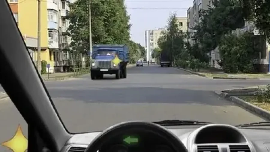 Если оба едут налево, только в разные стороны: эта задача на понимание приоритетов — лишь 9% водителей отвечают правильно