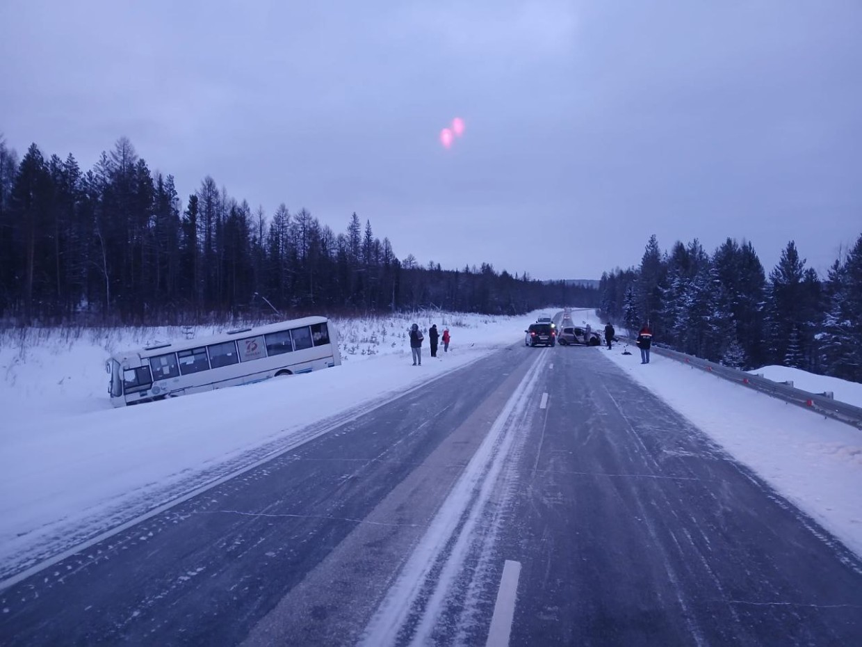Фотофакт: На алданской трассе произошла авария с маршрутным автобусом