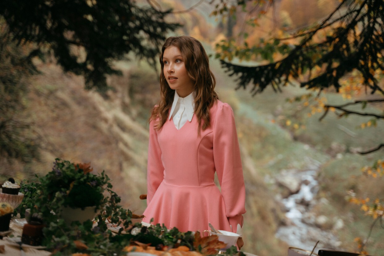 Очень странное кино: мир наизнанку, песни Высоцкого и розовое платье Анны Пересильд — стоит ли смотреть новую «Алису»